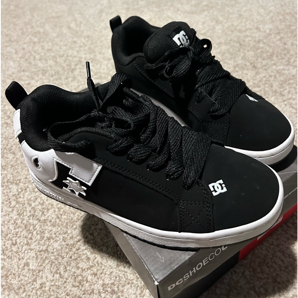 Men’s Court Graffik DC’s